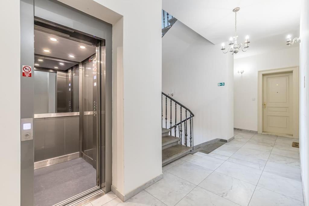 Cozy Quiet New In Karlin Square Appartement Praag