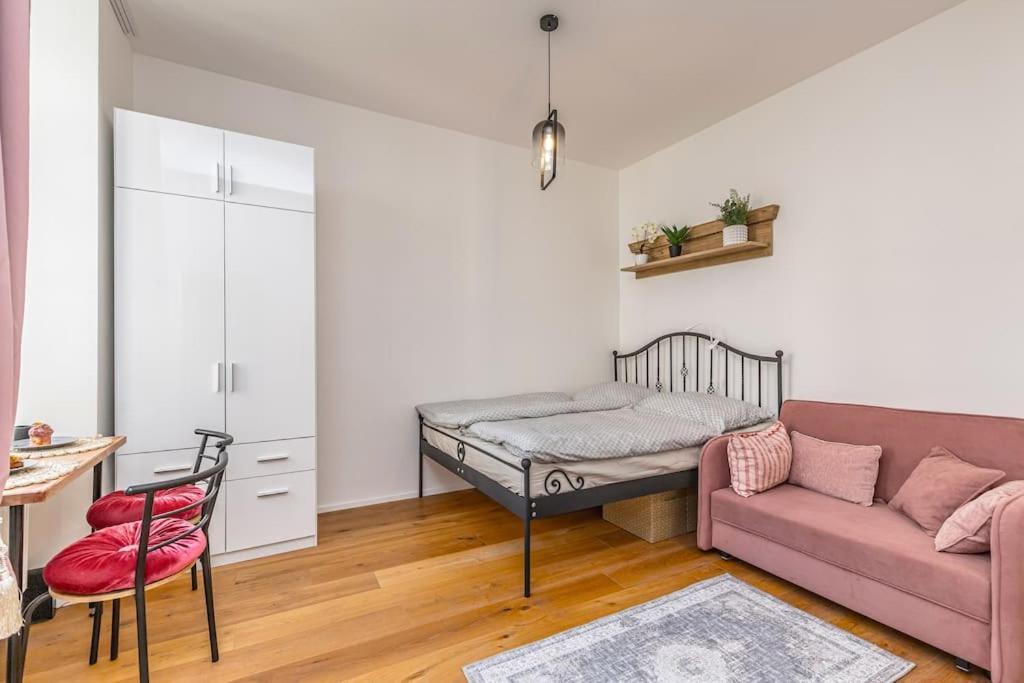 Appartement Cozy Quiet New In Karlin Square
