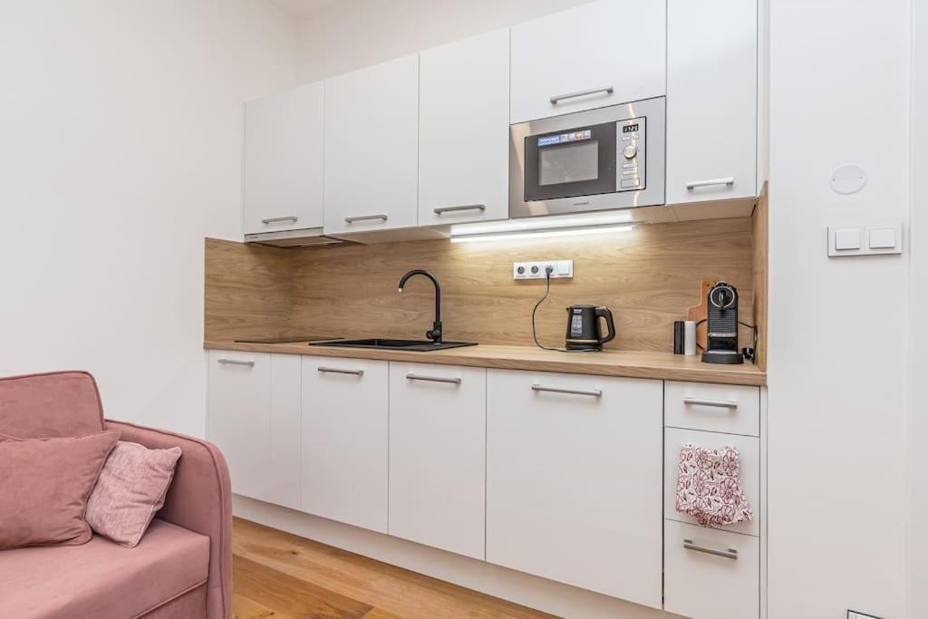 Cozy Quiet New In Karlin Square Appartement