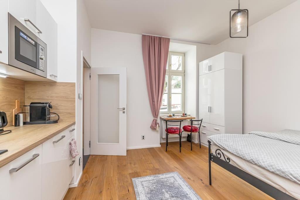 Appartement Cozy Quiet New In Karlin Square