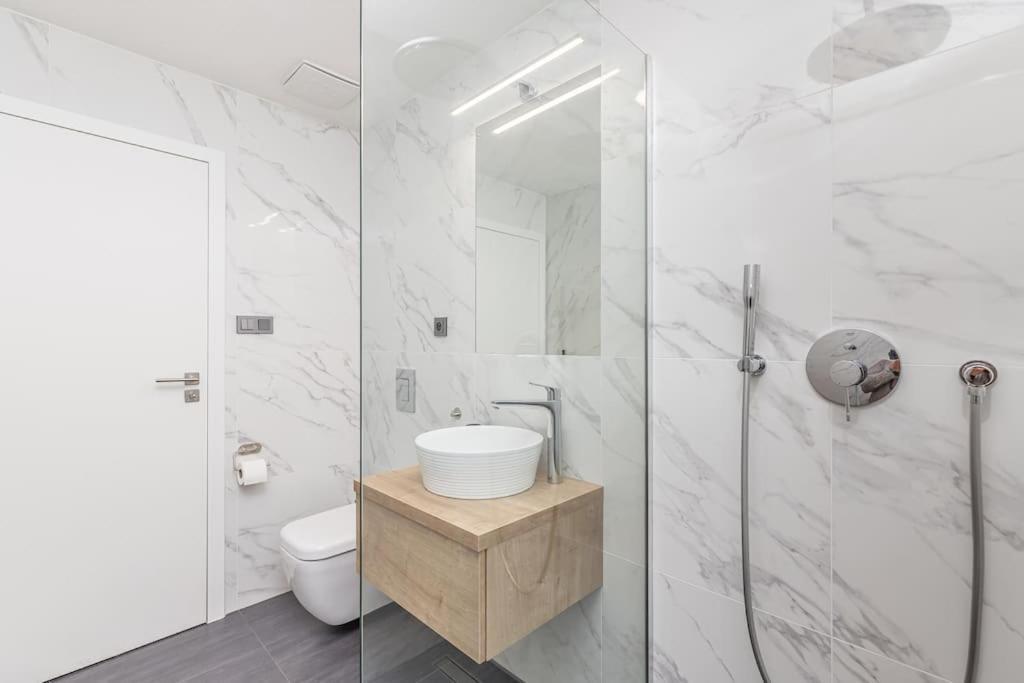 Cozy Quiet New In Karlin Square * Praag