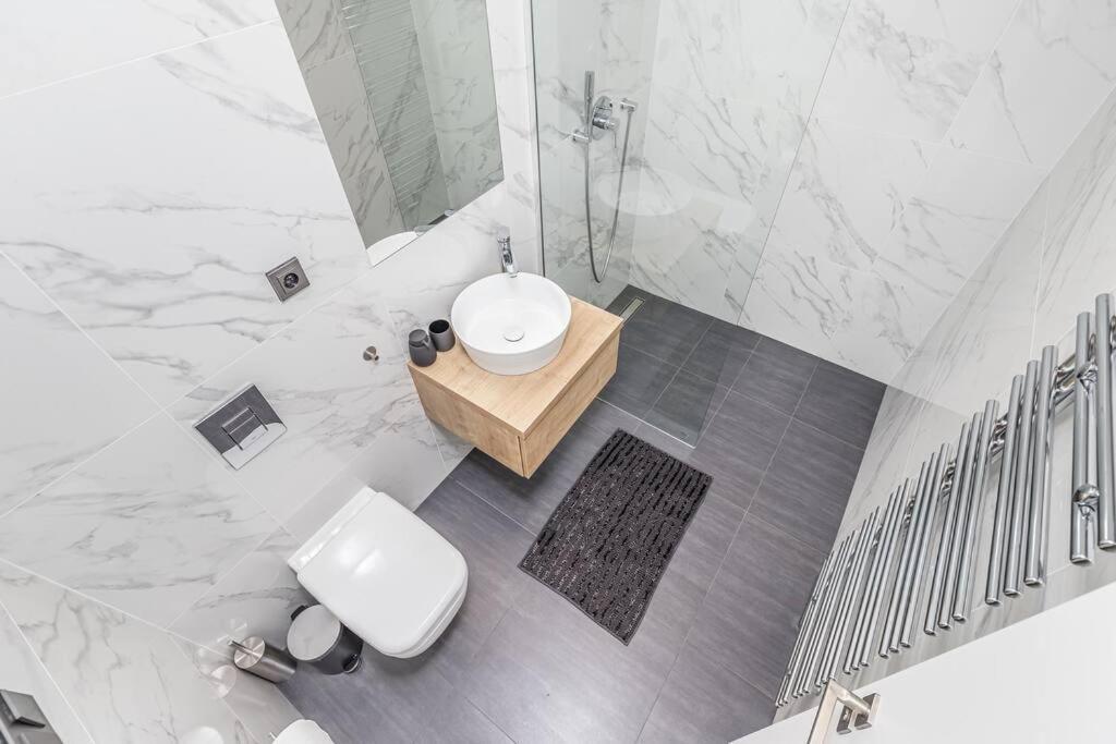 Cozy Quiet New In Karlin Square Appartement Praag