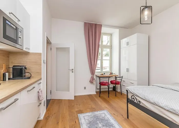 Cozy Quiet New Apartment In Karlin Square